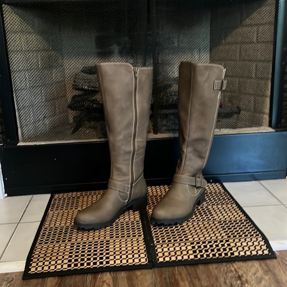 Sonoma Shoes - Sonomas size 7 new condition brown